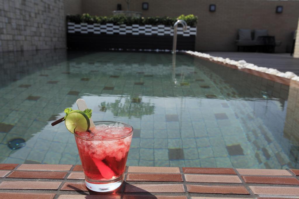 Baan Chart Hotel Банкок Екстериор снимка