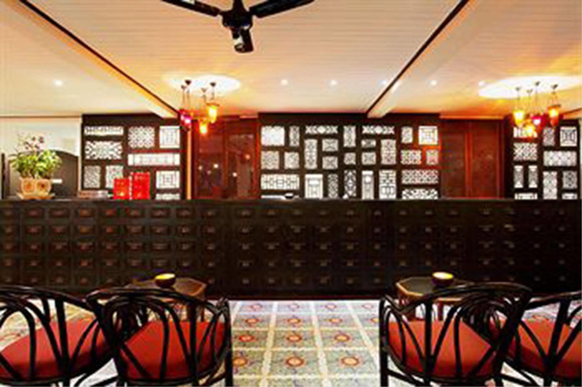 Baan Chart Hotel Банкок Екстериор снимка