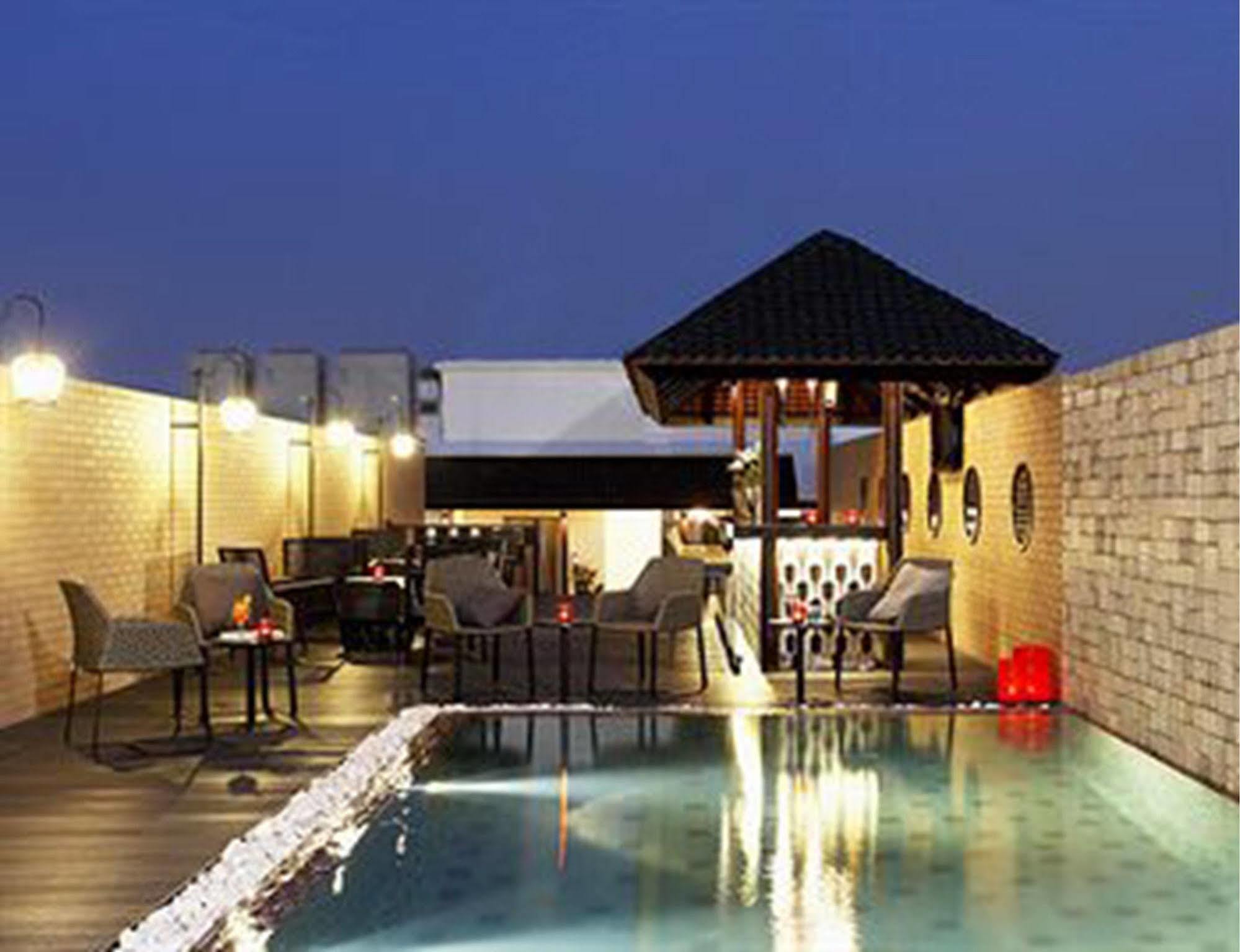 Baan Chart Hotel Банкок Екстериор снимка