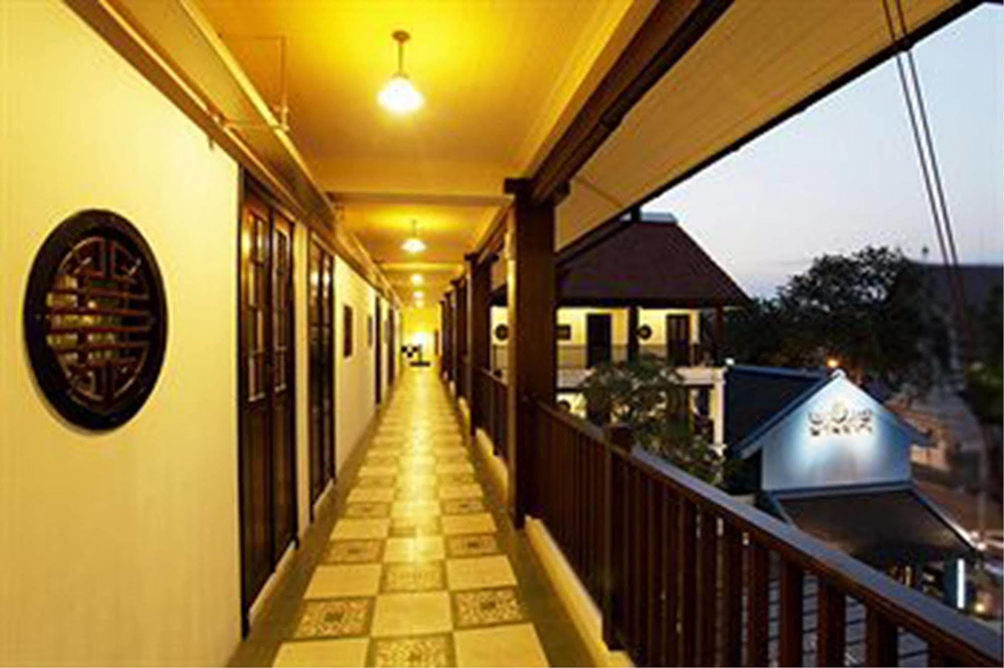 Baan Chart Hotel Банкок Екстериор снимка